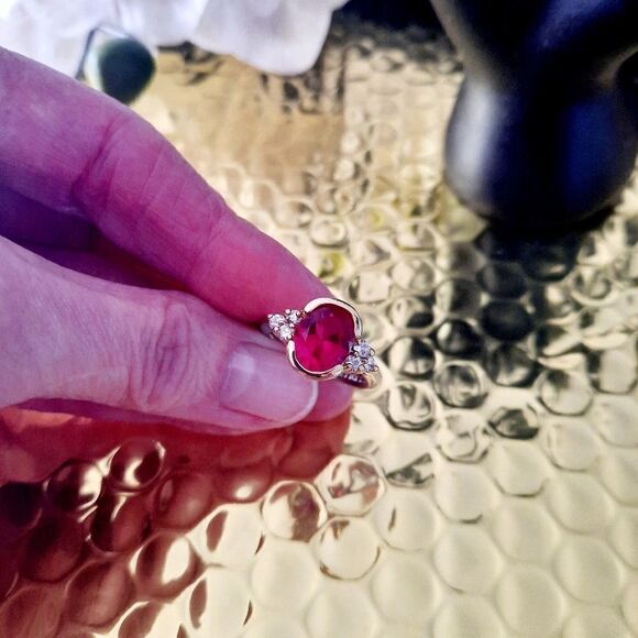 VINTAGE Crystal and Goldtone Ring  FEMININE - Picture 2 of 7